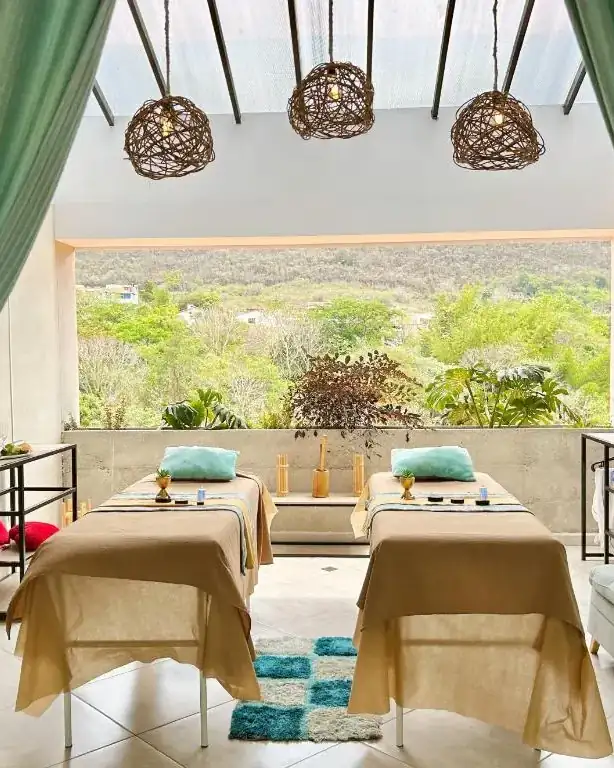 Dos camillas de masaje del Natural Spa, abiertas a la vista del bosque